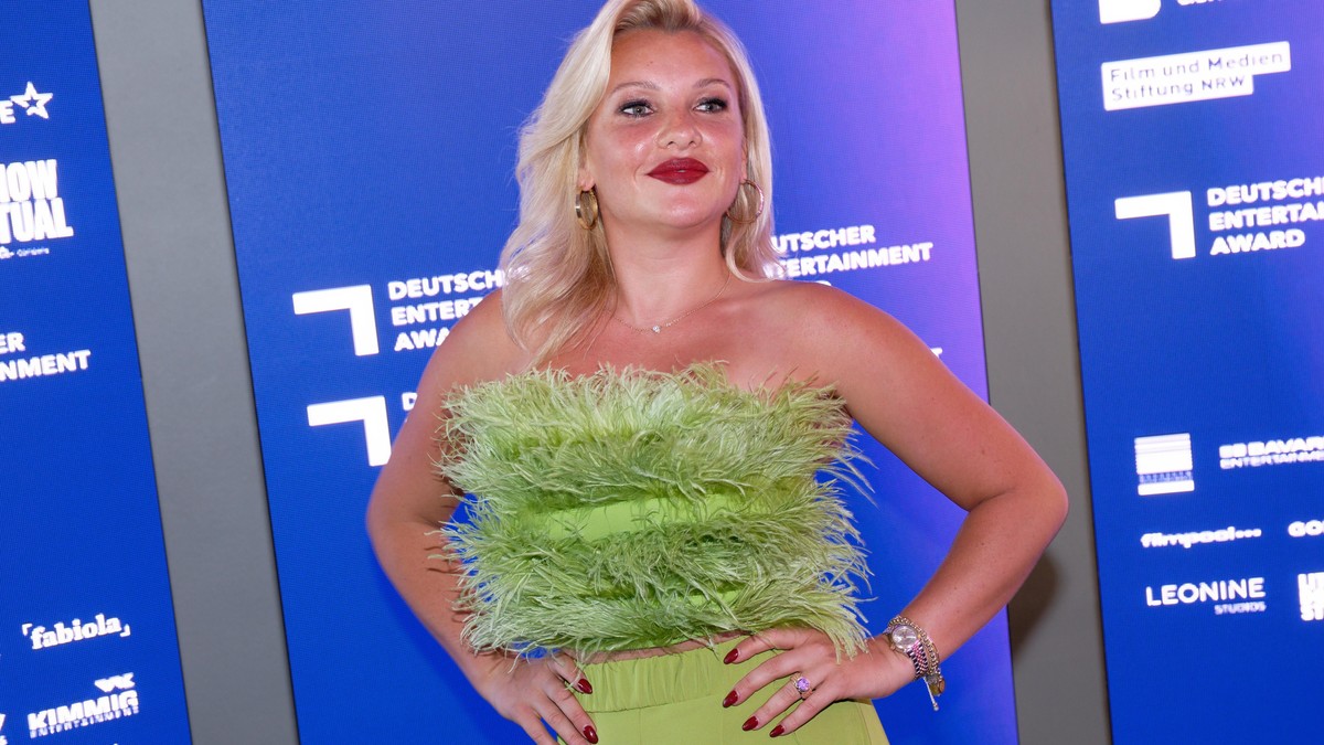 Reality-TV Darstellerin Evelyn Burdecki kommt zur Verleihung des ersten Deutschen Entertainment Awards (DEA).