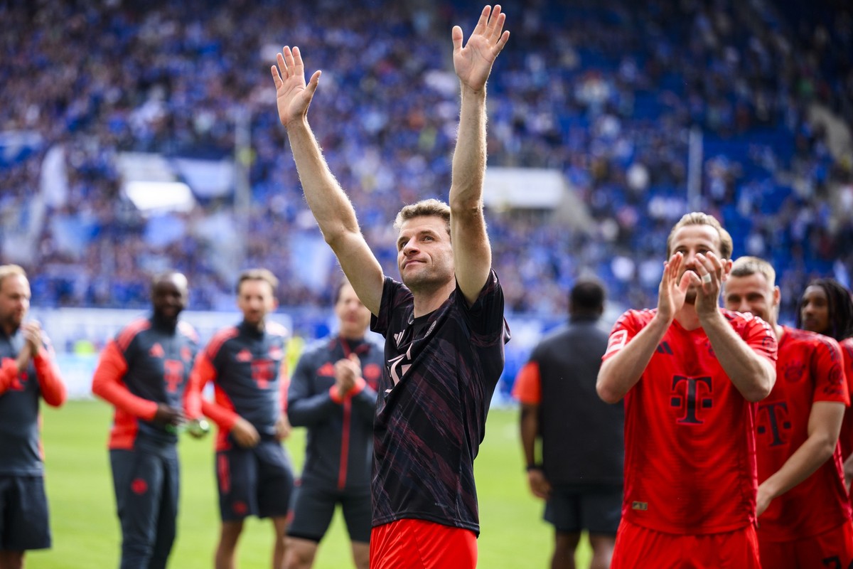 dpatopbilder - 17.05.2025, Baden-Württemberg, Sinsheim: Fußball: Bundesliga, TSG 1899 Hoffenheim - Bayern München, 34. Spieltag, PreZero Arena. Münchens Thomas Müller (M) verabschiedet sich nach dem S ...