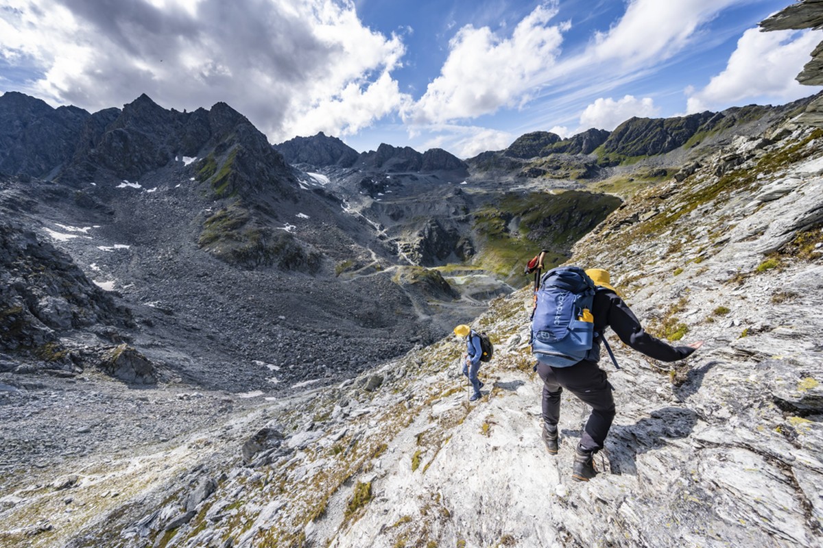 Zwei Bergsteiger beim Abstieg auf einem steilen Bergweg, Aufstieg zum Gipfel des Mont de la Blana, Hérménence, Walliser Alpen, Wallis, Schweiz, Europa Two climbers descending a steep mountain path, as ...