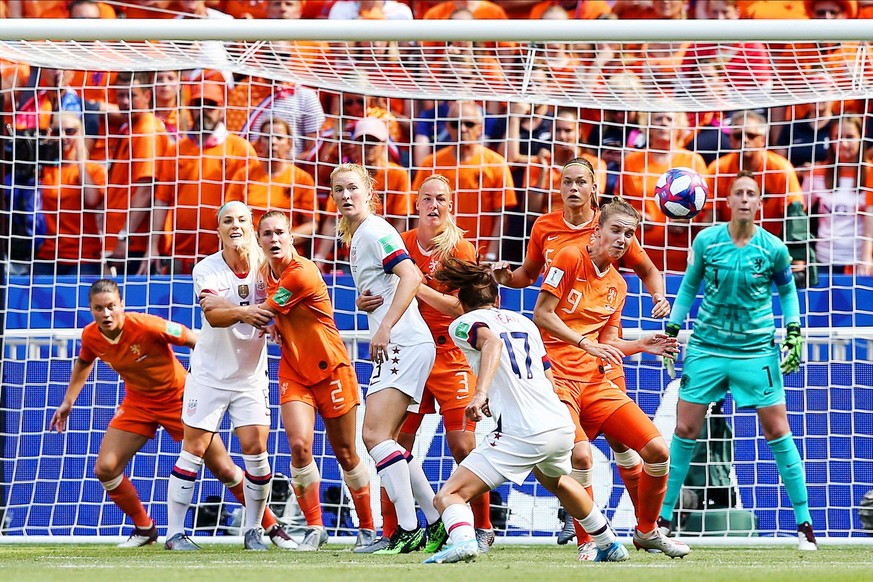 LYON, 07-07-2019 ,Groupama stadium, World Championship, WM, Weltmeisterschaft 2019 , USA - Netherlands (Women). Netherlands player Sherida Spitse (LL) with Netherlands player Desiree van Lunteren (L)  ...