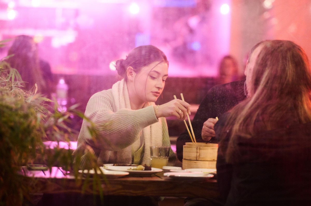 Personen sitzen in einem Restaurant und essen. Am 15. Januar traten in Berlin verschärfte Corona-Regeln in Kraft. Neue Maßnahmen sind die 2GPlus-Regel in der Gastronomie und die FFP2-Maskenpflicht in ...