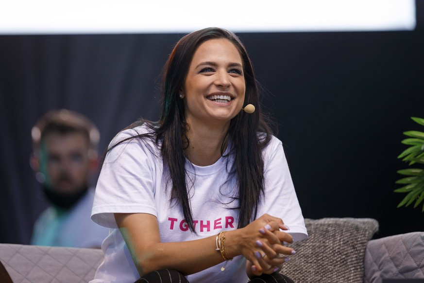 Amira Pocher mit dem Programm Die Pochers hier live im Kulturgarten in der Bonner Rheinaue. Das Bonn Live Kulturgarten Open Air Festival 2020 ist Europas erstes Open Air Festival unter Corona-Auflagen ...