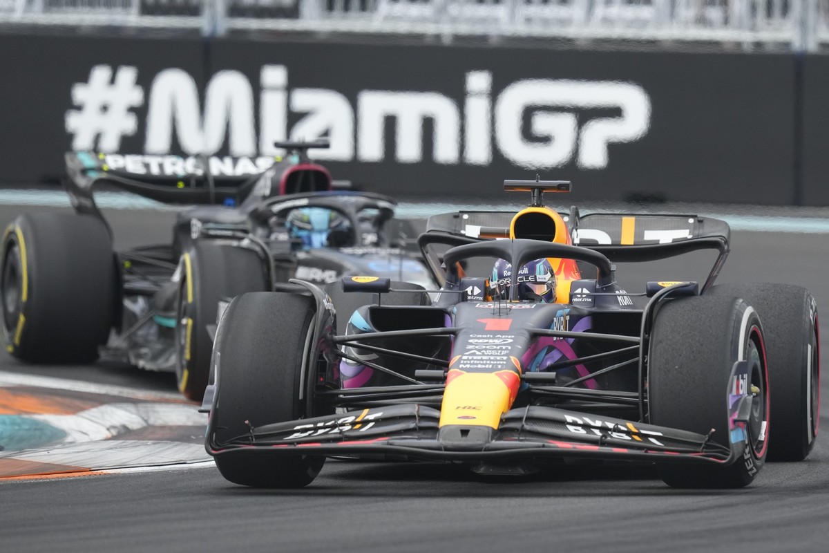 dpatopbilder - 07.05.2023, USA, Miami Gardens: Motorsport: Formel-1-Weltmeisterschaft, Grand Prix von Miami: Max Verstappen (vorne) aus den Niederlanden vom Team Red Bull und George Russell aus Großbr ...
