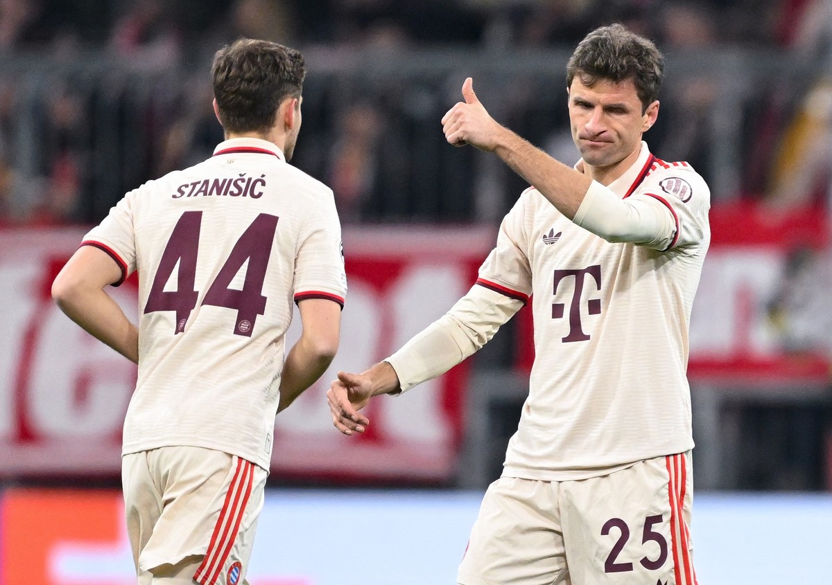 29.01.2025, Bayern, M�nchen: Fu�ball: Champions League, Bayern M�nchen - Slovan Bratislava, Vorrunde, 8. Spieltag in der Allianz Arena. Thomas M�ller (r) von M�nchen jubelt mit Josip Stanisic �ber sei ...