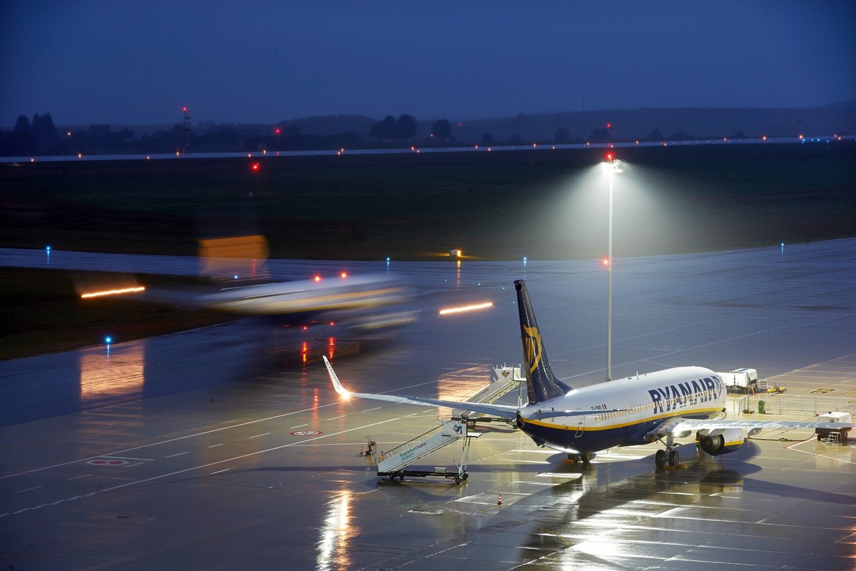 ARCHIV - 18.09.2013, Rheinland-Pfalz, Lautzenhausen: Maschinen vom Typ Boeing 737-800 der irischen Fluggesellschaft Ryanair stehen auf dem Vorfeld des Flughafens Frankfurt-Hahn. Die H�ngepartie um den ...