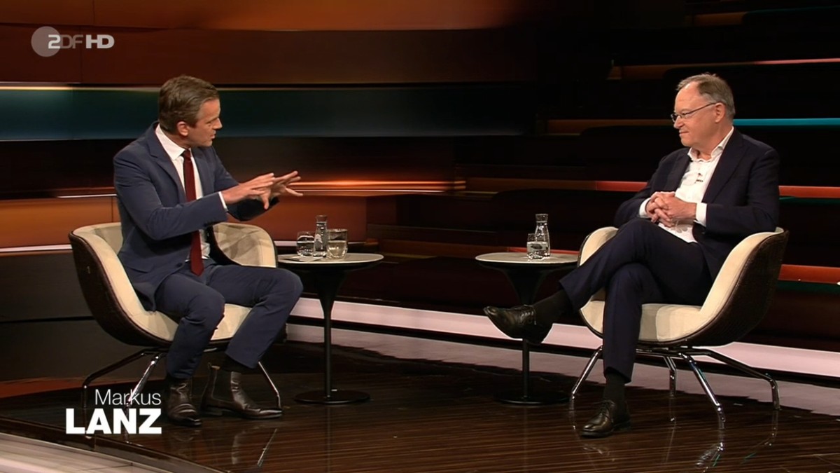 Moderator Markus Lanz hakt nach beim niedersächsischen Ministerpräsidenten Stephan Weil (l.).