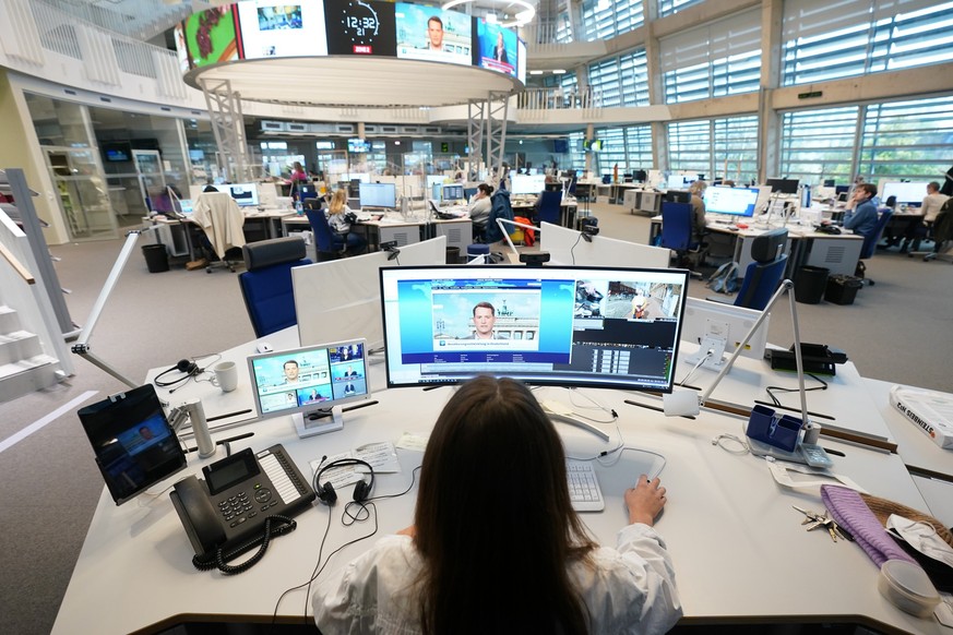 PRODUKTION - 02.12.2022, Hamburg: Blick in den Newsroom im neuen Nachrichtenhaus von ARD-aktuell auf dem NDR-Gelände. Am 26.12.2022 wird die Nachrichtensendung &quot;Tagesschau&quot; 70 Jahre alt. (zu ...