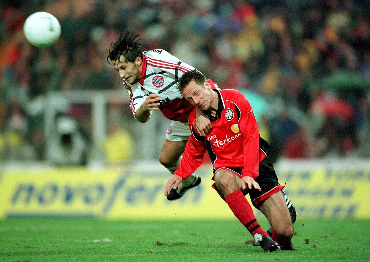 Bildnummer: 00093447 Datum: 31.10.1998 Copyright: imago/Uwe Kraft
Bayerns Hasan Salihamidzic (li.) gewinnt das Kopfballduell gegen Frankfurts Uwe Bindewald; Zweikampf, Duell, Kopfball, Aufst�tzen, Du ...