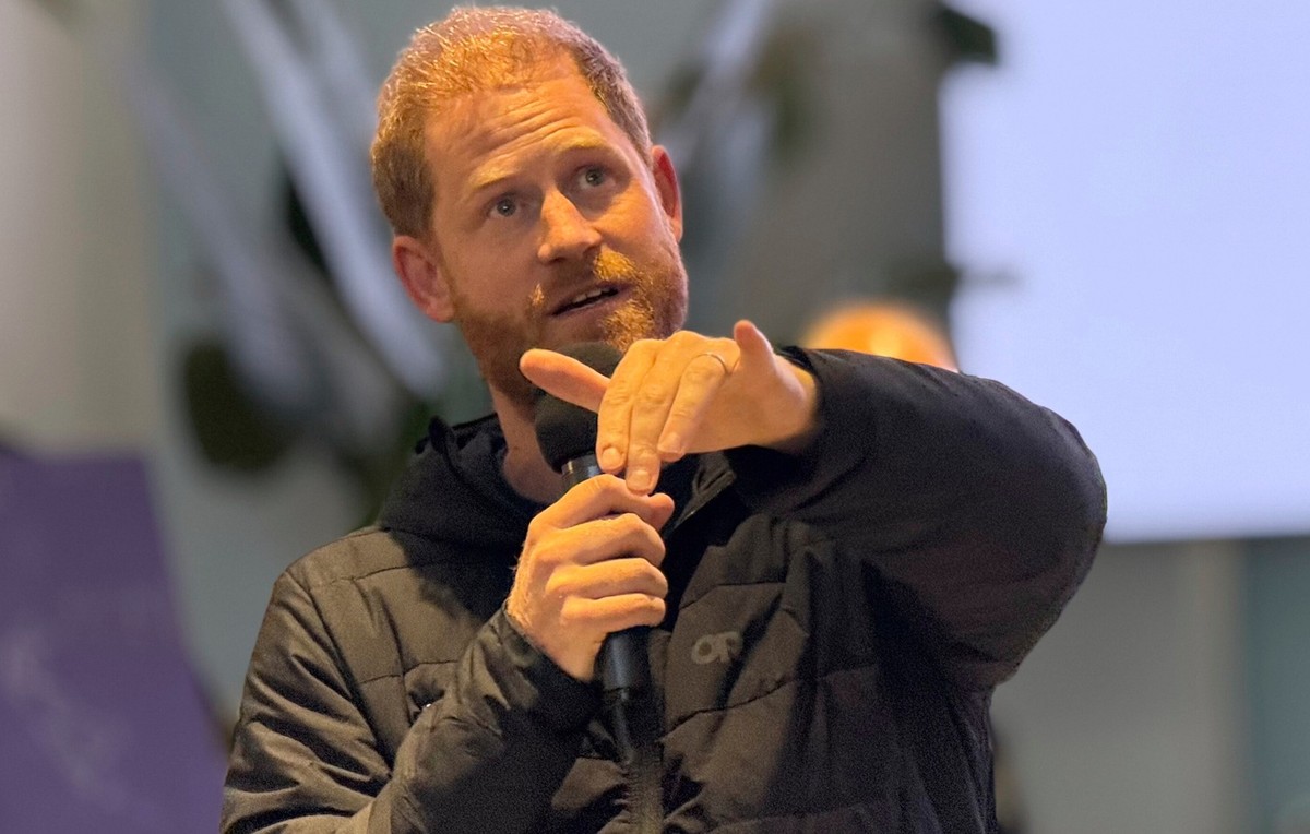 ARCHIV - 11.04.2025, Ukraine, Lwiw (Lemberg): Der britische Prinz Harry spricht zu ukrainischen Kriegsveteranen während seines Besuchs im Rehabilitationszentrum Superhumans in der Nähe der Stadt. (zu ...