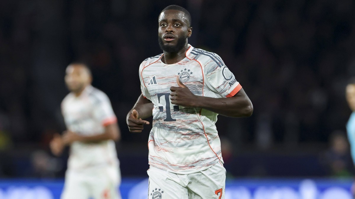 Dayot Upamecano FC Bayern Muenchen schaut, UEFA Champions League 2025/26 League Phase MD4, Paris Saint-Germain v FC Bayern M