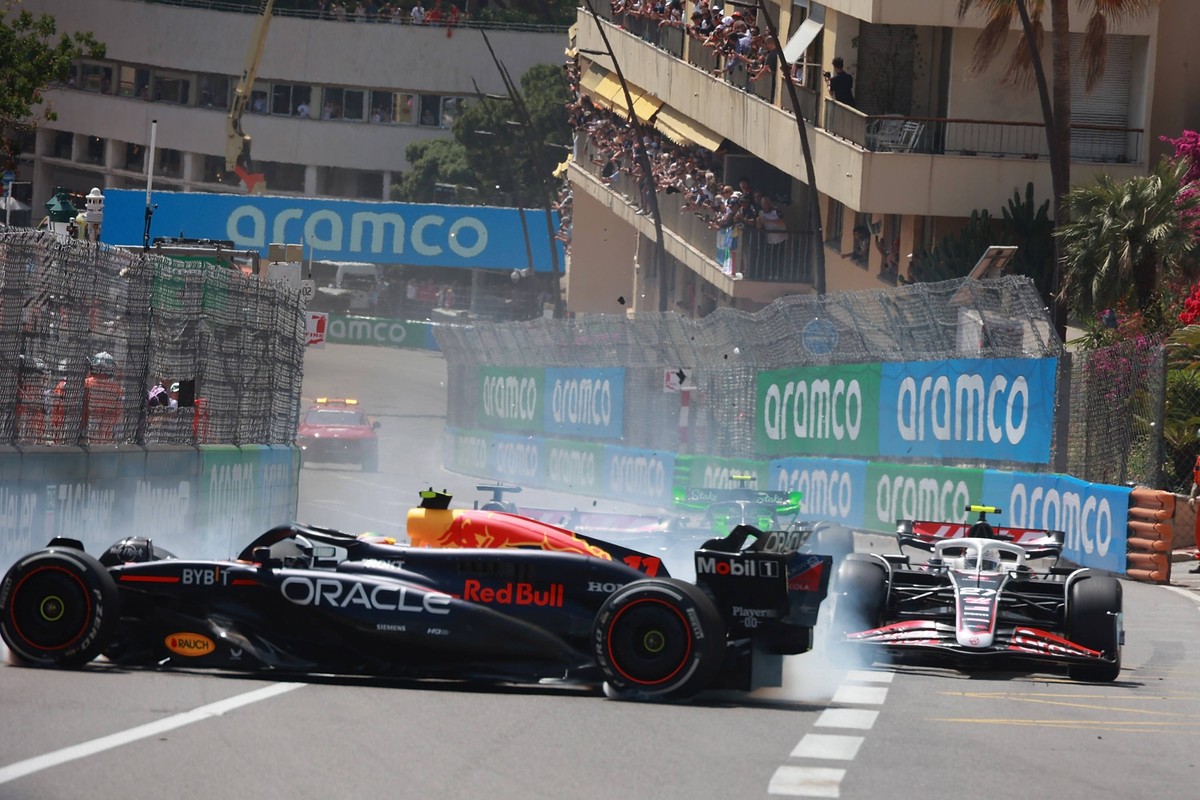 Sport Bilder des Tages Formel 1 Grand Prix Monaco 2024 / 26.05.2024, Circuit de Monaco, Monte Carlo, Formel 1 Grand Prix Monaco 2024 ,im Bild Crash von Sergio Perez MEX, Oracle Red Bull Racing, Nico H ...