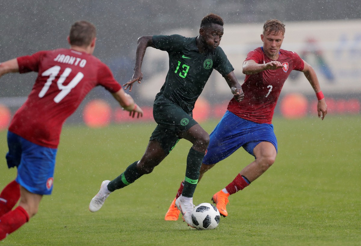 Soccer Football - International Friendly - Czech Republic vs Nigeria - Rudolf-Tonn-Stadion, Schwechat, Austria - June 6, 2018 Nigeria&#039;s Wilfred Ndidi in action with Czech Republic&#039;s Antonin  ...