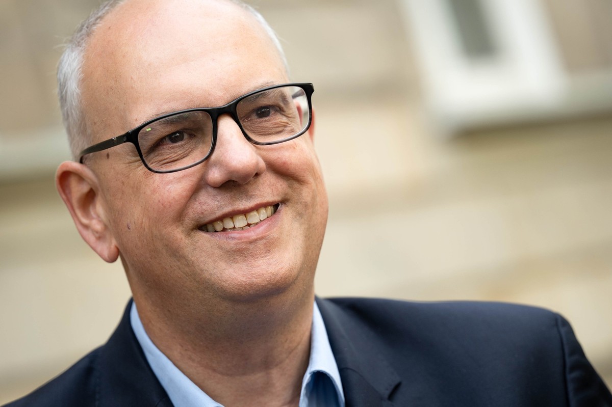 14.05.2023, Bremen: Andreas Bovenschulte, Spitzenkandidat der SPD in Bremen, steht vor dem Wahllokal. Im Bundesland Bremen finden die 21. Wahl zur Bremischen B�rgerschaft sowie Kommunalwahlen in Breme ...