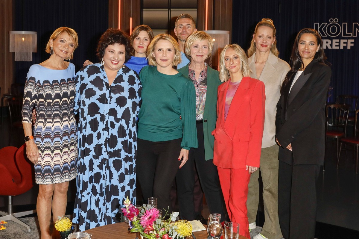 Uschi Glas, Meltem Kaptan, Sophie von der Tann, Susan Link, Micky Beisenherz, Amelie Fried, Paulina Fried, Anna Schudt und Amira Pocher bei der Aufzeichnung der WDR-Talkshow Kölner Treff im WDR Studio ...