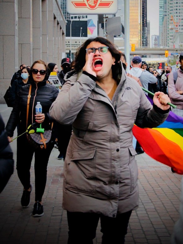 Amira Zolghadri geht zu Kundgebungen und Demos in Kanada.