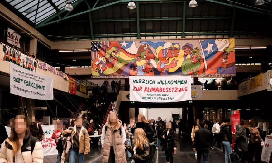 An mehreren Unis und Schulen in Städten weltweit machen sich Aktivist:innen von "End Fossil Occupy" für den Klimawandel stark.