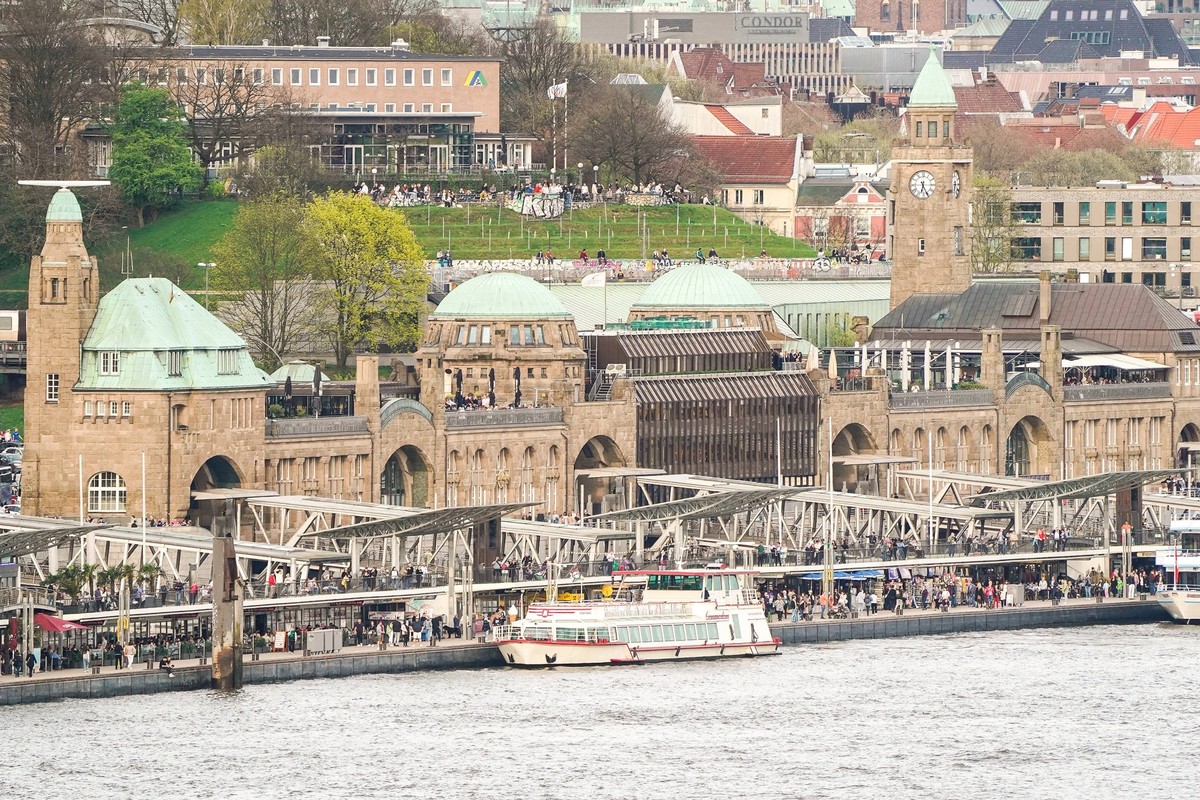 Landungsbr�cken an der Elbe im Hamburger Hafen - Hamburg 06.04.2024: Abfahrt AIDAnova aus dem Hamburger Hafen *** Landing stages on the Elbe in the Port of Hamburg Hamburg 06 04 2024 Departure of AIDA ...