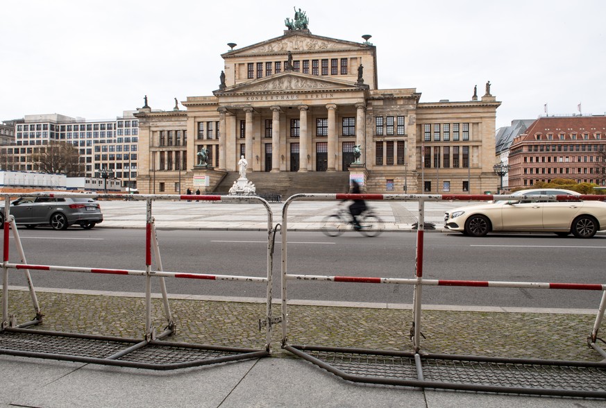 16.04.2021, Berlin: Absperrgitter stehen vor dem Konzerthaus am Gendarmenmarkt bereit. Auf Initiative von Bundespr