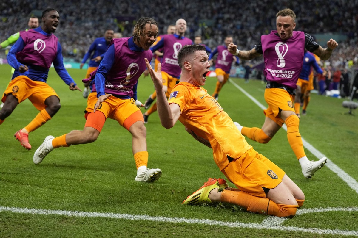 10.12.2022, Katar, Lusail: Fußball, WM 2022 in Katar, Niederlande - Argentinien, Viertelfinale, im Lusail Stadion, Wout Weghorst von den Niederlanden jubelt nach seinem Ausgleichstreffer zum 2-2. Foto ...