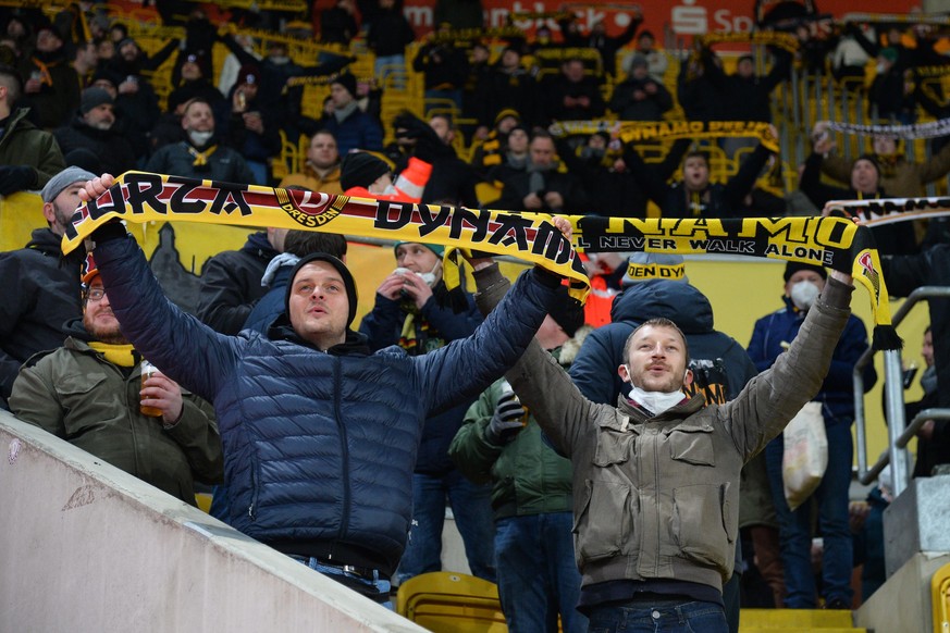 Fans von Dynamo Dresden, SG Dynamo Dresden vs. Hamburger SV, Fussball, 2. Bundesliga, 14.01.2022 DFL REGULATIONS PROHIBIT ANY USE OF PHOTOGRAPHS AS IMAGE SEQUENCES AND/OR QUASI-VIDEO Foto: Bert Harzer ...