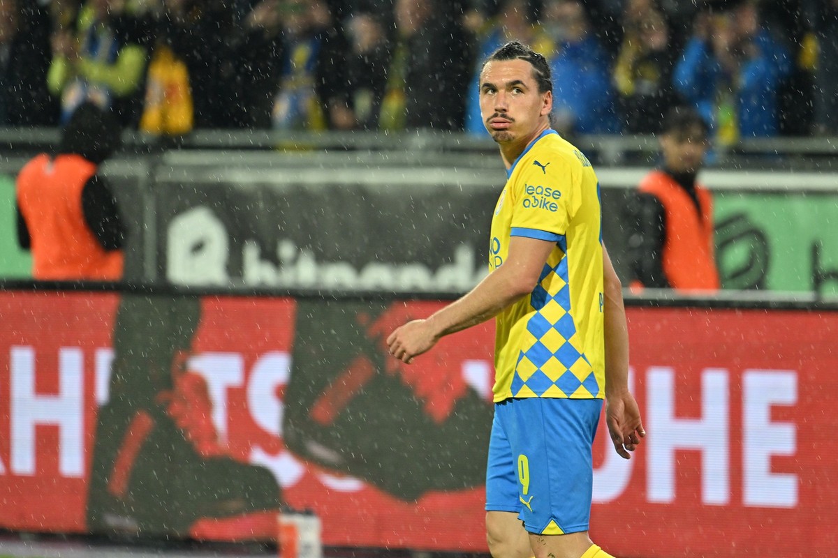 27.05.2025, Niedersachsen, Braunschweig: Fußball: 2. Bundesliga - Relegation, Eintracht Braunschweig - 1. FC Saarbrücken, Relegation, Rückspiel, Eintracht-Stadion. Braunschweigs Rayan Philippe reagier ...