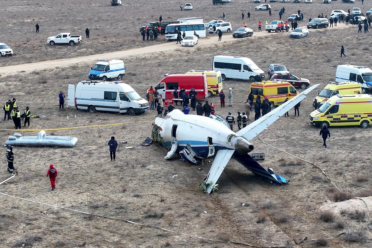 dpatopbilder - 25.12.2024, Kasachstan, Aktau: Das Wrack einer Embraer 190 der Azerbaijan Airlines liegt in der Nähe des Flughafens von Aktau. Ein Passagierflugzeug aus Aserbaidschan ist nahe der Stadt ...