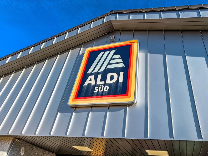 Düsseldorf 25.10.2022 Aldi Süd Lebensmittel Discounter Supermarkt Logo Düsseldorf Nordrhein-Westfalen Deutschland *** Dusseldorf 25 10 2022 Aldi Süd food discount supermarket logo Dusseldorf North Rhi ...