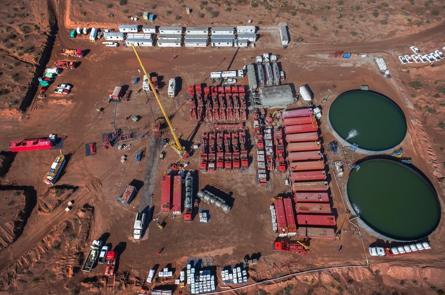 Im argentinischen Vaca Muerta wird Öl gefördert – eines der zwölf Großprojekte mit fatalen Folgen für das Klima. 