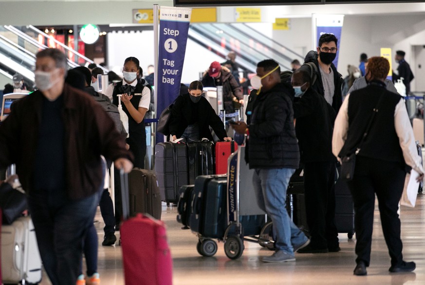Travelers pack a United Airlines check-in area ahead of the Thanksgiving holiday at Newark International Airport in Newark, New Jersey, U.S., November 25, 2020. REUTERS/Mike Segar