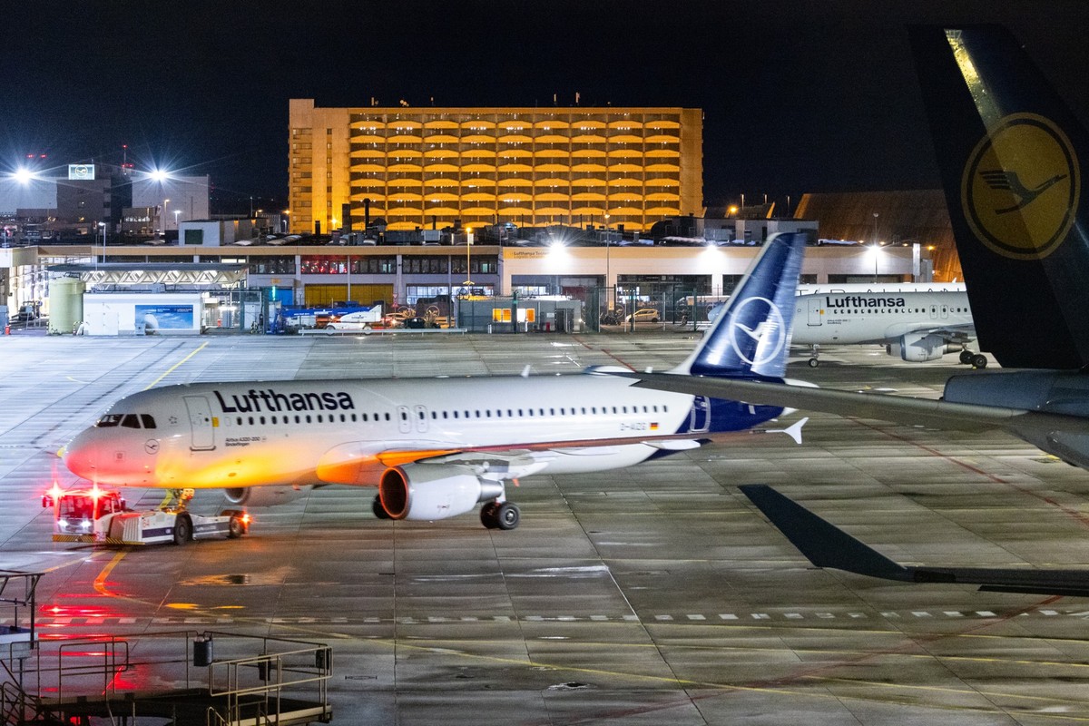 19.02.2024, Hessen, Frankfurt/Main: Ein Flugzeugschlepper zieht ein Flugzeug der Lufthansa. Die Gewerkschaft Verdi hat das Bodenpersonal der Lufthansa für Dienstag zu einem Warnstreik aufgerufen. Foto ...