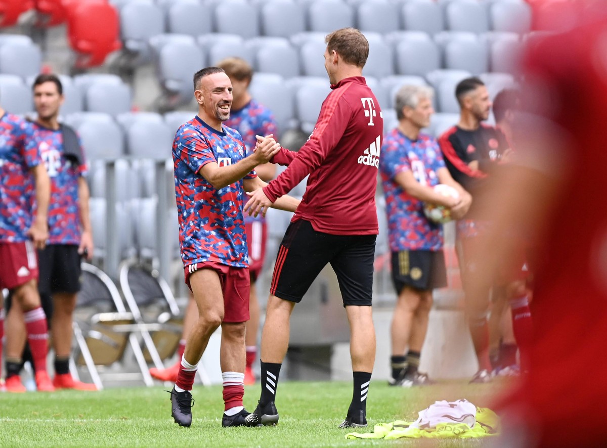 Fussball 1. Bundesliga Saison 2021/2022 Teampraesentation, Training und Benefizspiel beim FC Bayern Muenchen in der Allianz Arena 04.08.2021 Trainer Julian Nagelsmann re begruesst Franck Ribery *** Fo ...