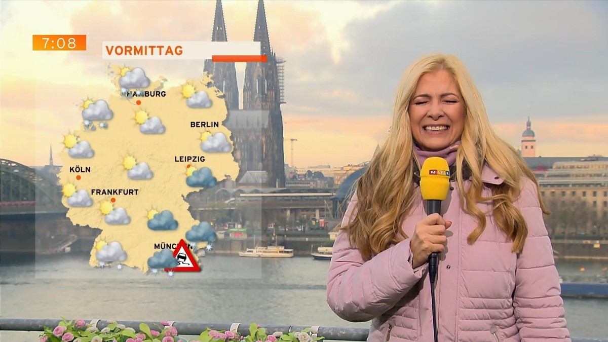 Maxi Biewer hat einen Lachanfall vor laufenden Kameras.