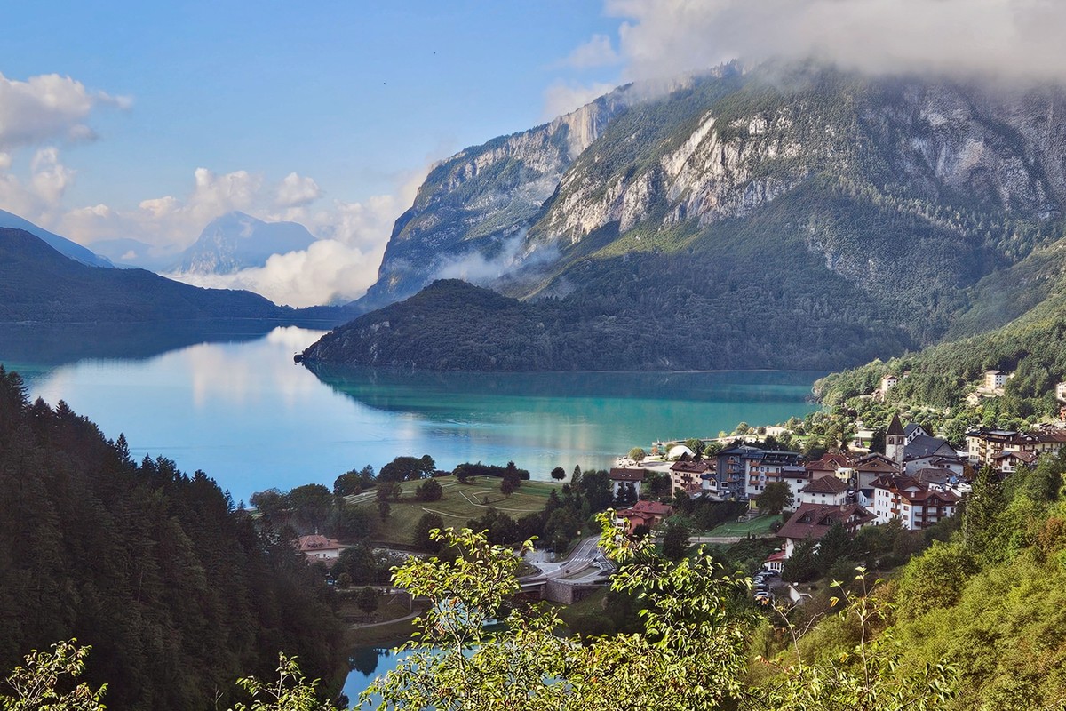 ARCHIV - Der Lago Molveno liegt eingebettet zwischen den Brenta-Dolomiten und dem Paganella-Bergmassiv. (zu dpa: «Statt Gardasee: Diese schönen Seen warten im Trentino») Foto: Ute Müller/dpa-tmn - Hon ...