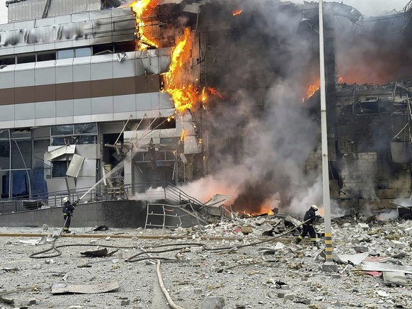 HANDOUT - 29.12.2023, Ukraine, Kiew: Auf diesem vom ukrainischen Notdienst über AP zur Verfügung gestellten Foto arbeiten Feuerwehrleute an einem Gebäude, das nach einem russischen Angriff in Kiew bes ...