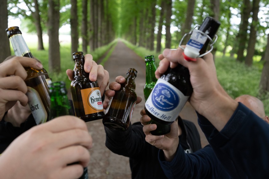 ARCHIV - 26.05.2022, Niedersachsen, Leer: Eine Gruppe Väter stößt mit Bier auf den Vatertag 2022 an. (zu dpa «Von Männerb(r)äuchen und Herrentagspartien») Foto: Lars Klemmer/dpa +++ dpa-Bildfunk +++