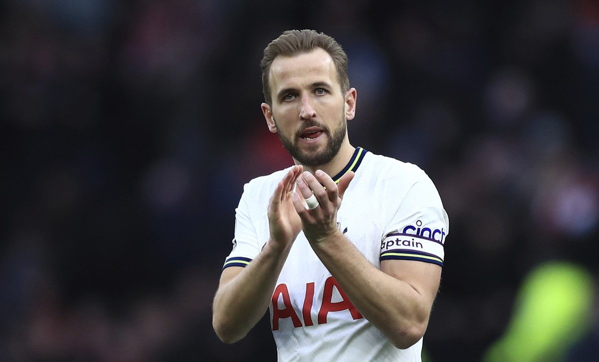 Tottenham&#039;s Harry Kane applauds at the end of the English Premier League soccer match between Tottenham Hotspur and Nottingham Forest, at the Tottenham Hotspur stadium in London, Saturday, March  ...
