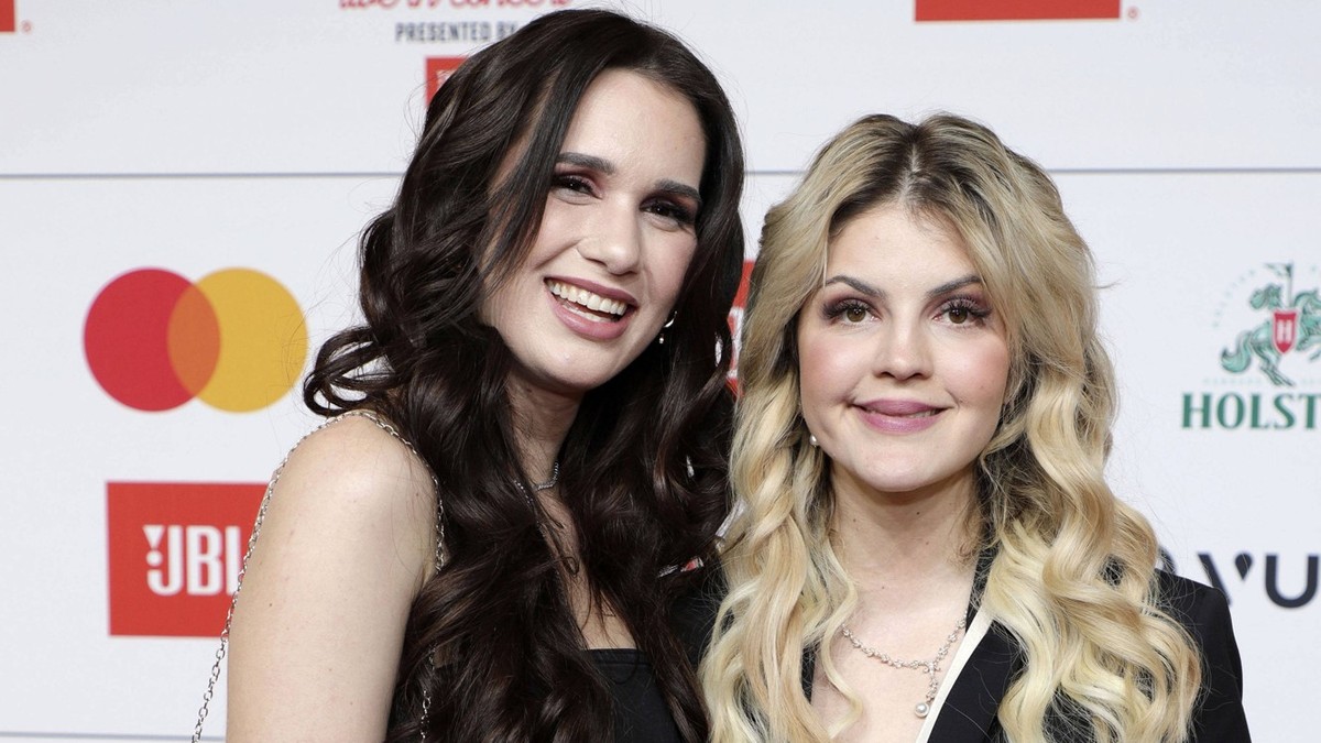 Couple on Tour Vanessa & Ina beim Charity Konzert Channel Aid - live in Concert by JBL in der Elbphilharmonie. Hamburg, 12.01.2024 *** Couple on Tour Vanessa Ina at the charity concert Channel Aid ...