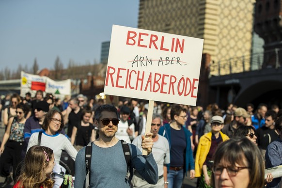 Menschen nehmen einer Demonstration teil mit dem Motto Mietenwahnsinn und protestieren gegen der rasante Wachstum der Mieten und gegen Zentrifizierung in Berlin am 6. April 2019. Plakat Reich aber oed ...