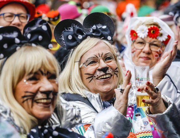 20.02.2020, Koeln, Rheinland, Nordrhein-Westfalen, Deutschland - Karneval in Koeln, an Weiberfastnacht wird auf dem Alter Markt traditionell der Strassenkarneval eroeffnet, der dann am Rosenmontag sei ...