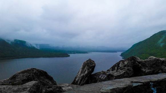 RECORD DATE NOT STATED Foggy and Serene View of Lake Minnewaska at Catskill Scenic Overlook in Kerhonkson, NY *** neblig und heiteren Ansicht des See Minnewaska im Catskill landschaftlich