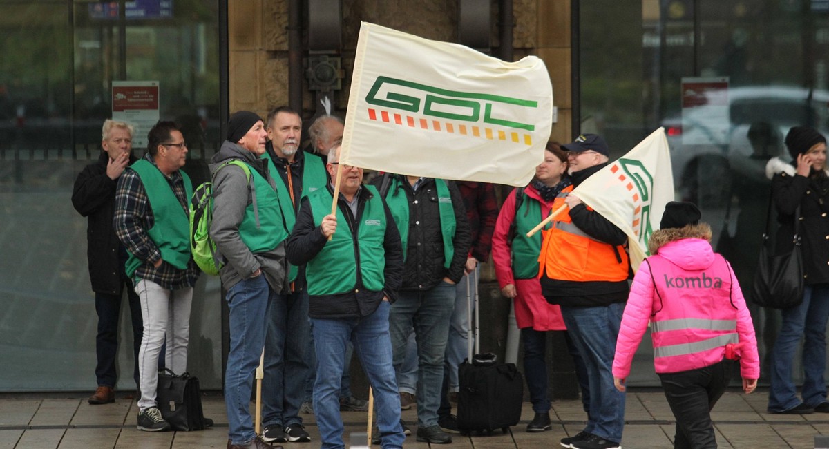 Demonstration des Deutschen Beamtenbundes dbb f�r eine Lohnerh�hung der Besch�ftigten im �ffentlichen Dienst. Der Protestzug, an dem sich laut dbb etwa 4.000 Menschen beteiligten, zog vom Bahnhof Damm ...