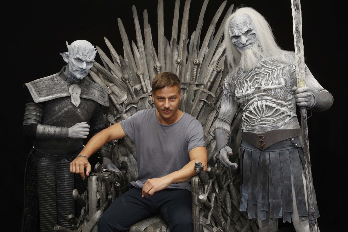 27.09.2019, , Hannover, Throne Con im Maritim Airport Hotel, die Schauspieler kommen zur Autogrammstunde, im Bild Tom Wlaschiha Jaqen H ghar auf dem originalen Thron mit dem Nachtkoenig der weissen Wa ...