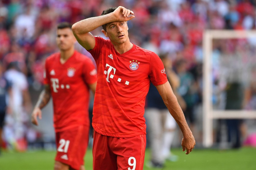 Robert LEWANDOWSKI (Bayern Muenchen),Gestik,skeptisch, Zweifel, Aktion,Einzelbild,angeschnittenes Einzelmotiv,Halbfigur,halbe Figur. Fussball 1. Bundesliga,3.Spieltag,Spieltag03,, FC Bayern Muenchen M ...