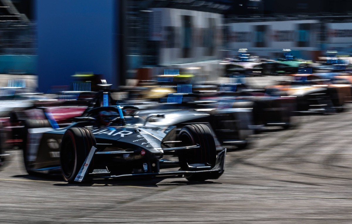 Sport Bilder des Tages Berlin, 12.05.24, Motorsport: Formel-E-Rennen, Sun Minimeal Berlin E-Prix 2024, Rennen auf dem ehemaligen Flughafen Tempelhof. Mitch Evans vom Team Jaguar Racing faehrt auf der  ...