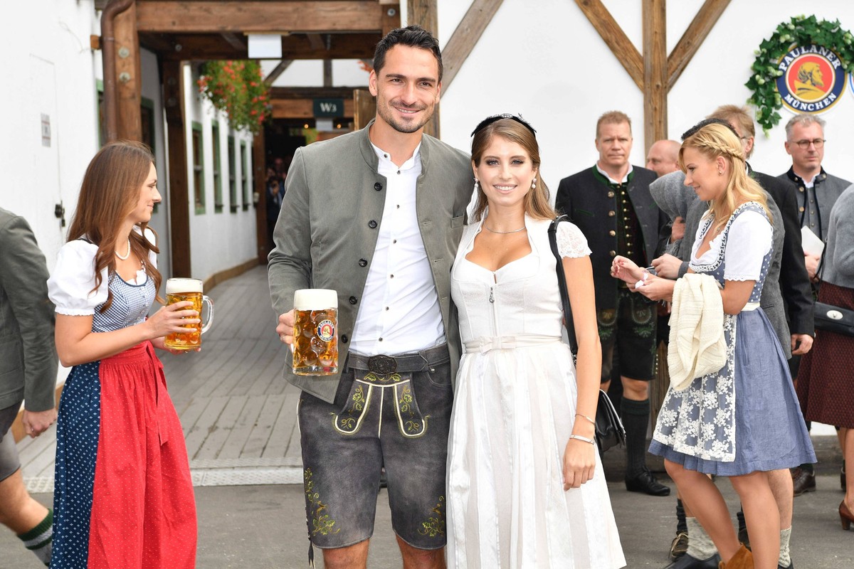 NOGER,NOAUS,NOSWISS Mats Julian Hummels and wife Catherine Cathy Fischer-Hummels - Oktoberfest - Wiesn - Theresienwiese - Munich - 29.09.2018 BANG MEDIA INTERNATIONAL FAMOUS PICTURES 28 HOLMES ROAD LO ...