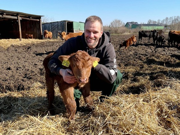 Rinderzüchter Steffen (43) aus Brandenburg

+++ Die Verwendung des sendungsbezogenen Materials ist nur mit dem Hinweis und Verlinkung auf RTL+ gestattet. +++