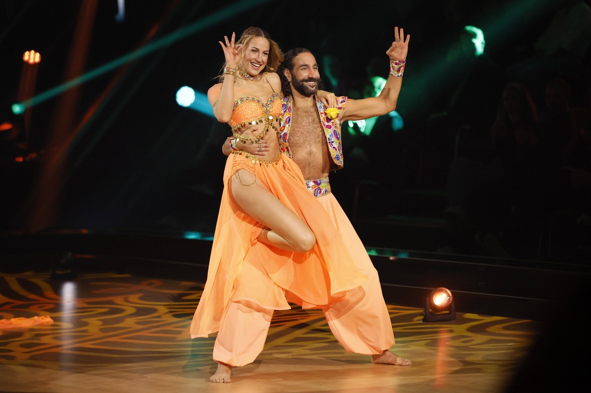 Lulu Lewe mit Massimo Sinato in der neunten Live-Show der 17. Staffel der RTL-Tanzshow Let s Dance im MMC Coloneum. K�ln, 03.05.2024 *** Lulu Lewe with Massimo Sinato in the ninth live show of the 17t ...