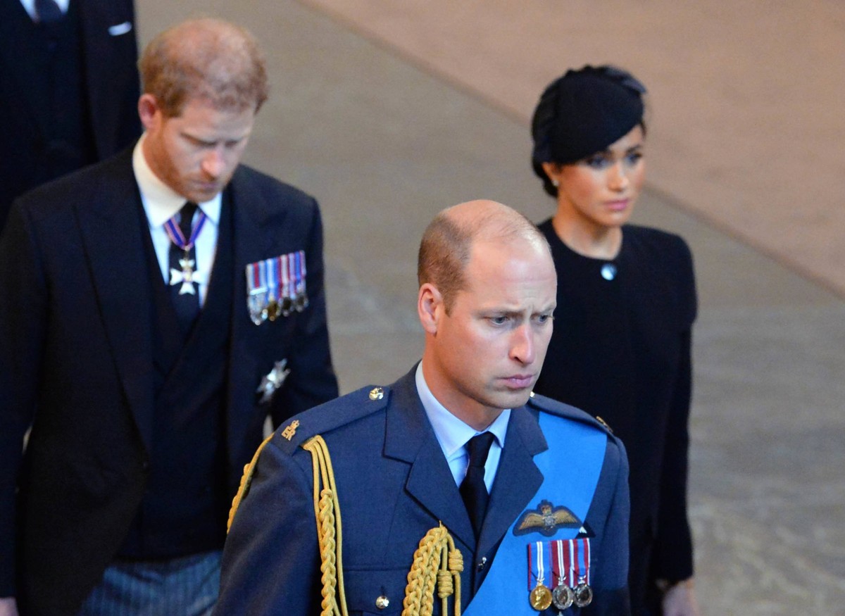 . 14/09/2022. London, United Kingdom.The coffin of Queen Elizabeth II at Westminster Hall in London accompanied by King Charles III and other members of the Royal Family, including Prince William and ...