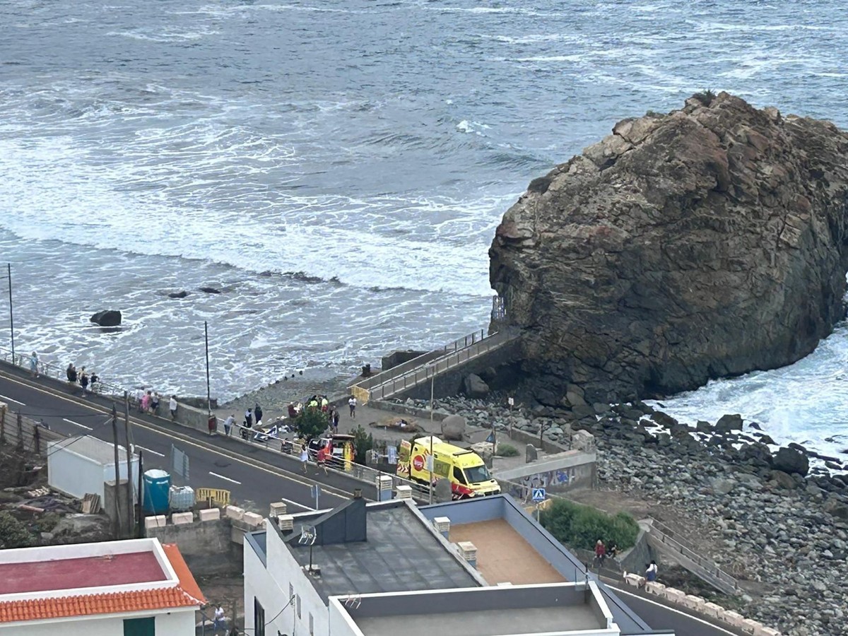 HANDOUT - 08.11.2025, Spanien, Playa del Roque de las Bodegas: Einsatzkräfte stehen beim Strand von Roque de Las Bodegas. Der Rettungsdienst versorgte sechs Menschen, die durch eine Riesenwelle verlet ...