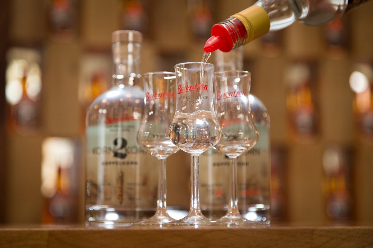 ARCHIV - 17.10.2017, Niedersachsen, Hasel�nne: Korn wird in einem Verkaufsladen am Hauptsitz des Spirituosen-Herstellers Berentzen in Gl�ser gef�llt. Der Schnaps- und Getr�nkehersteller Berentzen aus  ...